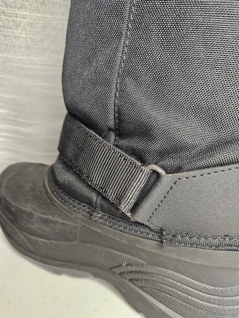 Kid's Kamik snow boots size 4 Black